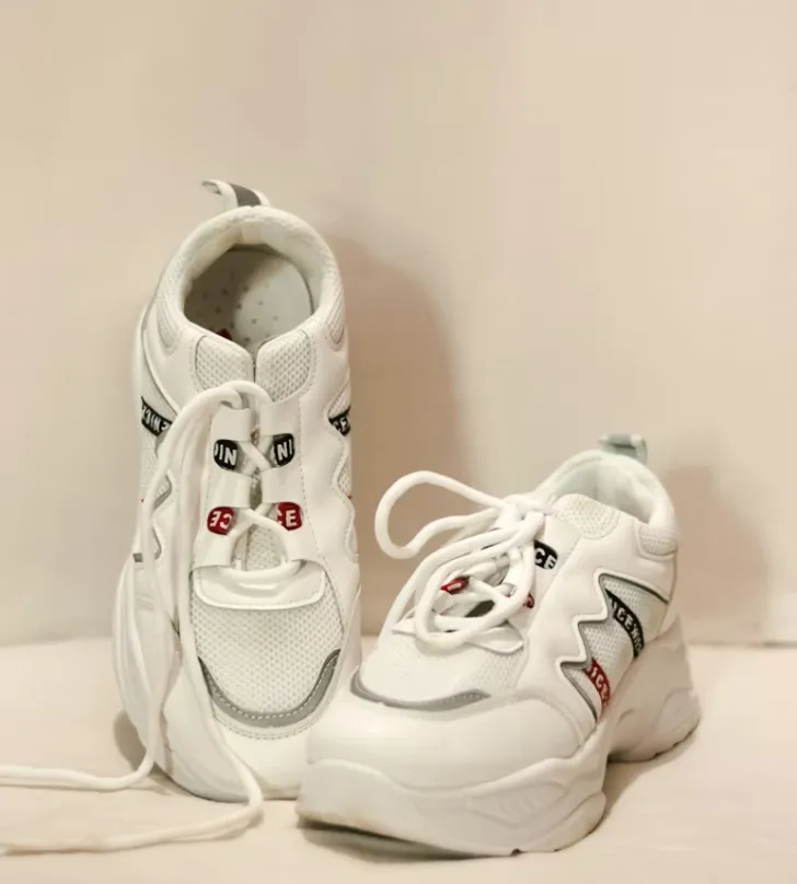 Sepatu Sneakers Putih